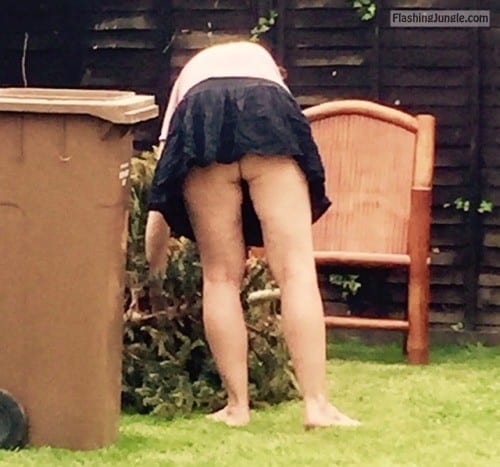 Voyeur Pics Upskirt Pics No Panties Pics Mature Flashing Pics - Granny gardening pantyless caught by voyeur