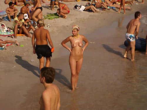 horny amateur shows ass in public - Follow me for more public exhibitionists:… - Public Flashing Pics