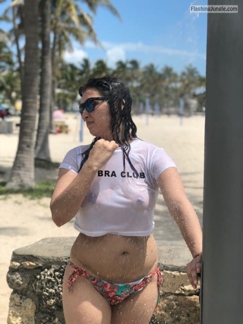 ilovenancymiami:Showering off some sand … the crowd of ppl... public flashing 