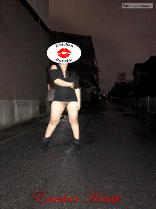 Upskirt Pics Public Flashing Pics No Panties Pics Hotwife Pics - Curvy wifey loses her panties in the dark