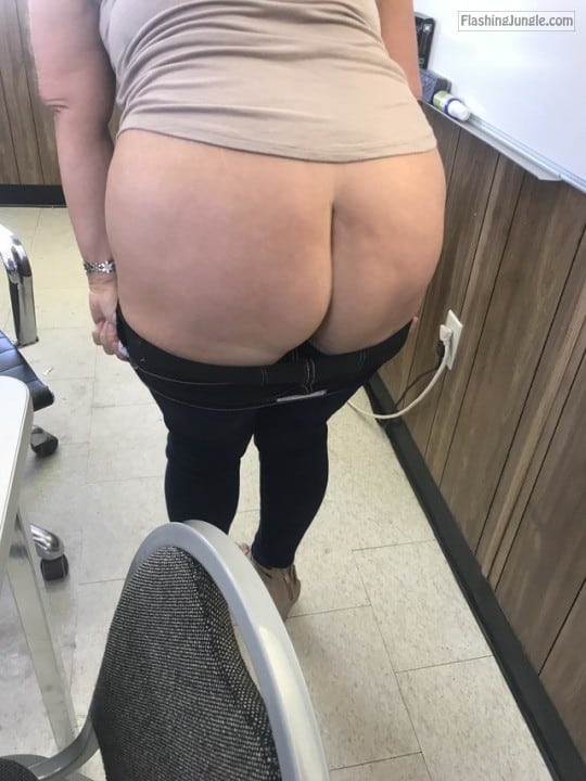 Quick fat ass flash before she sends me out to the next job. no panties milf pics mature ass flash