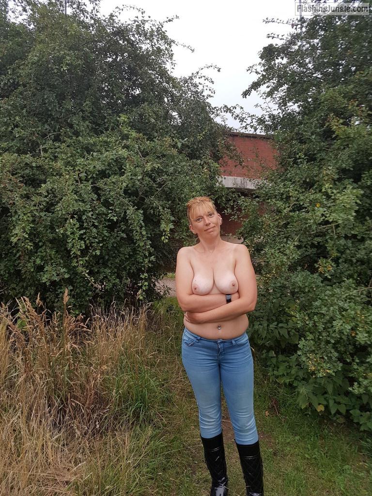 Natural boobs topless in nature milf pics
