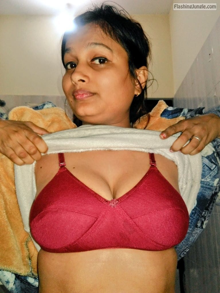 Real Amateurs Boobs Flash Pics - Indian Girlfriend Priya Nude