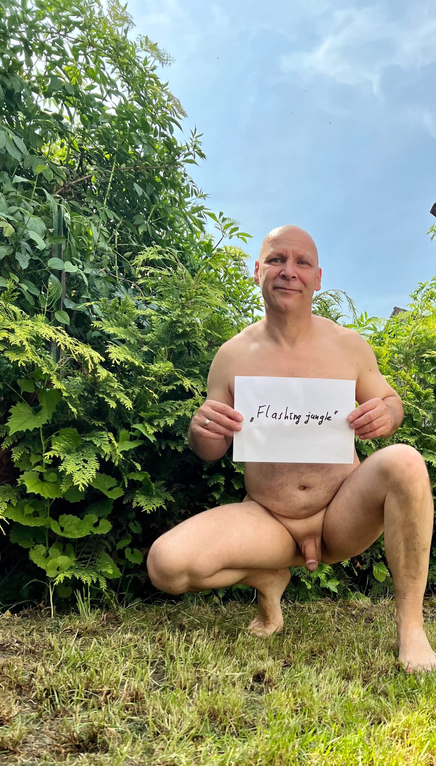Real Amateurs Dick Flash Pics - Nackt im Garten