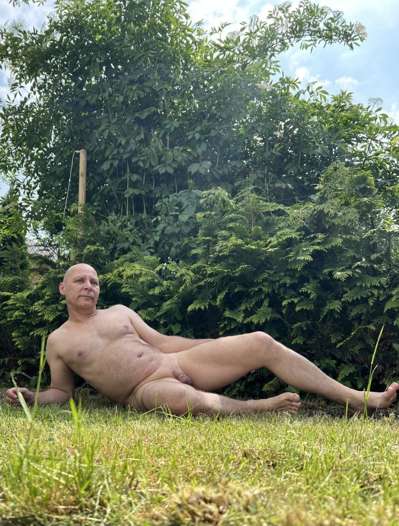 Nackt im Garten real nudity dick flash