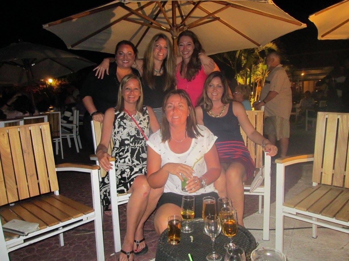 skirt up photos - Unaware up skirt caught on group photo - Real Amateurs