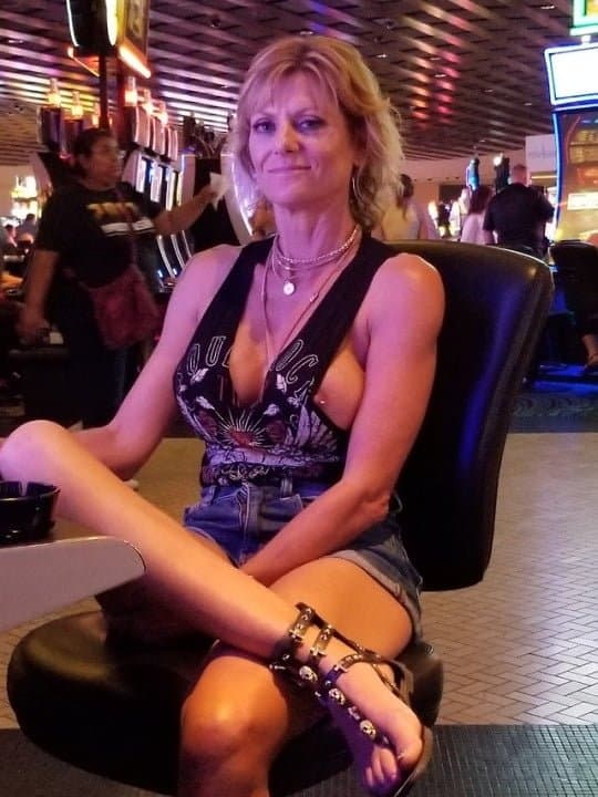 Bitch Flashing Pics: Erin goes out! Pay attention to her – she will become an Internet star!