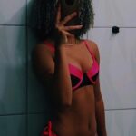 Lívia Vitória 5: A Curvy Black Woman’s Confident Mirror Selfie