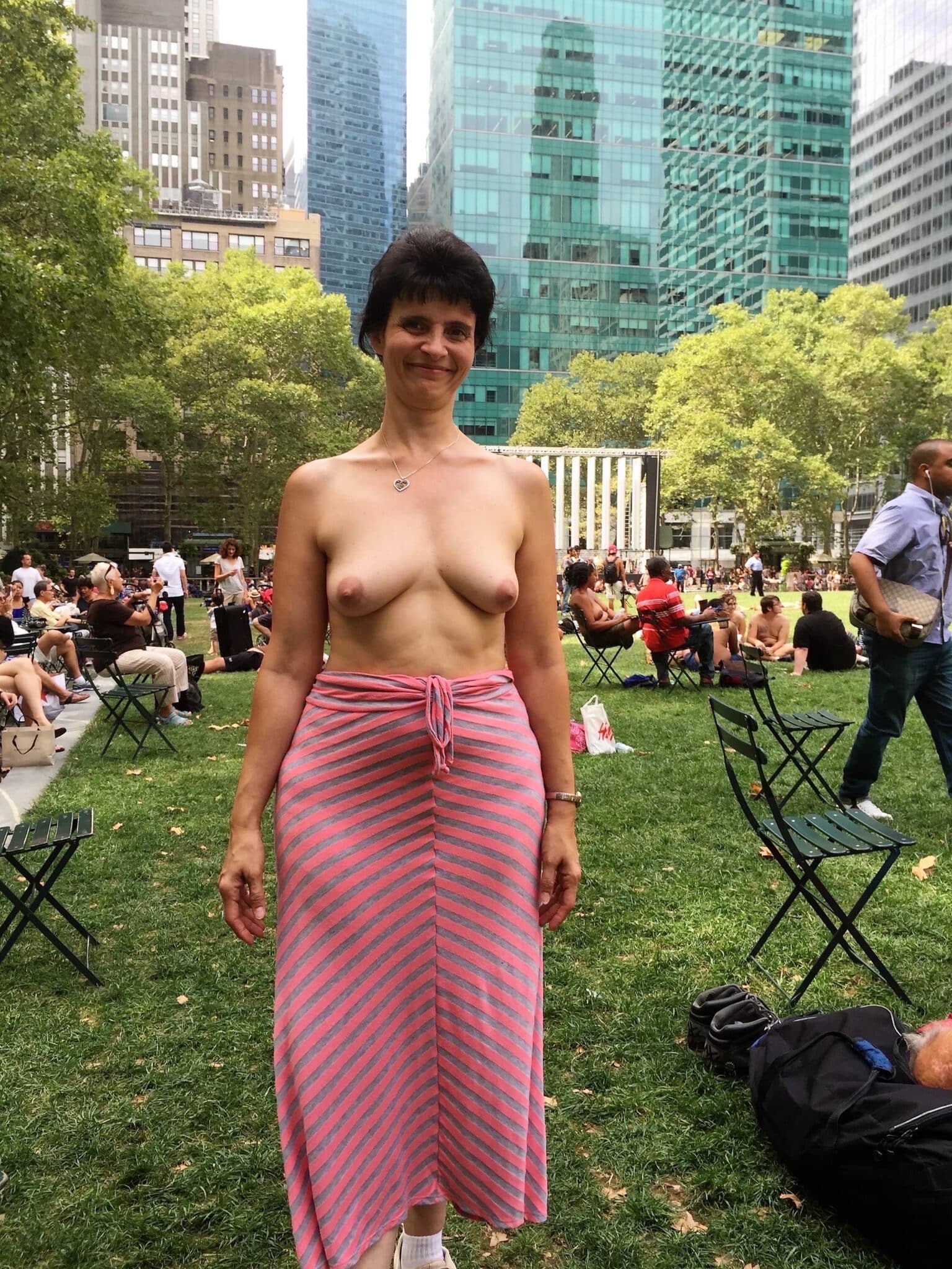 Boobs Flash Pics: Cailyne Mcirmn’s Bold Public Display Cailyne Mcirmn's topless display in a city park challenges norms, showcasing confidence and empowerment.